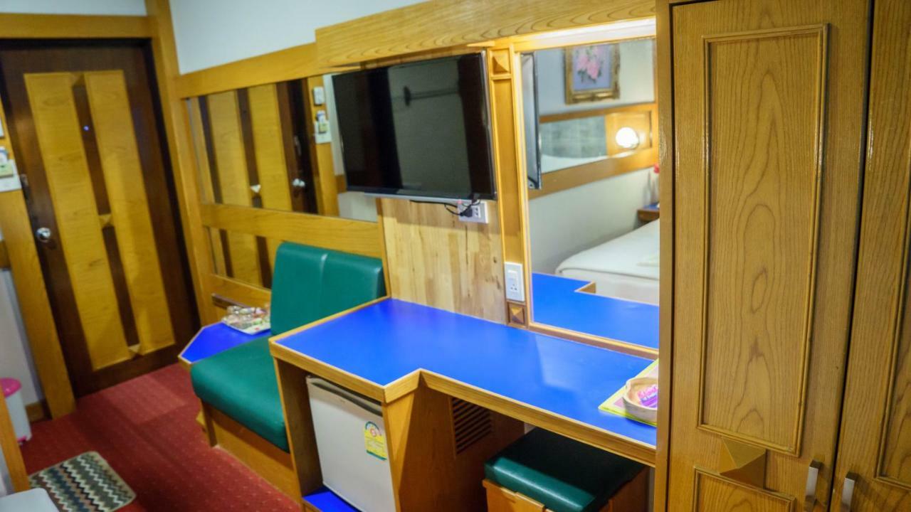 Siri Hotel Накхонратчасима Экстерьер фото